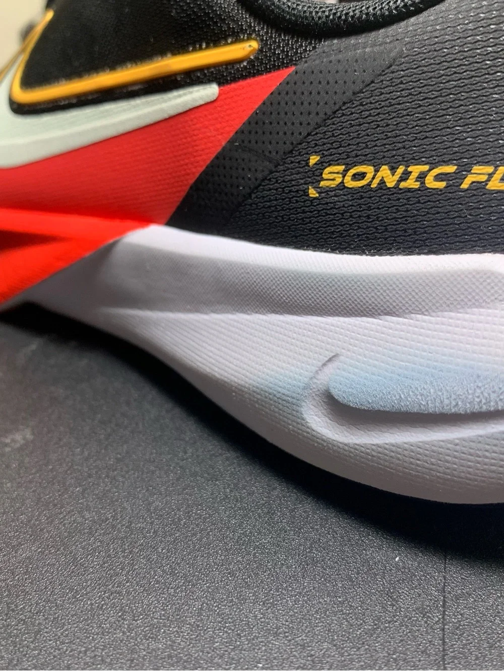 Boys Nike Sonic Fly Sneakers (Size 5Y US) Good Condition